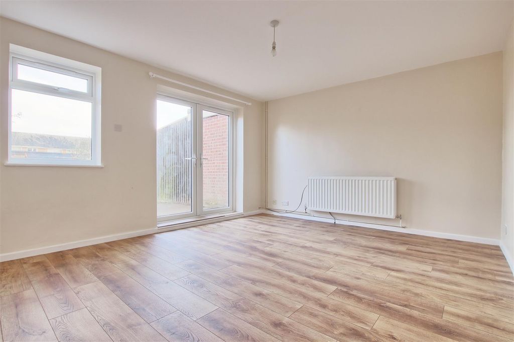 Property photo 3 of 15 Living Rom.Jpg