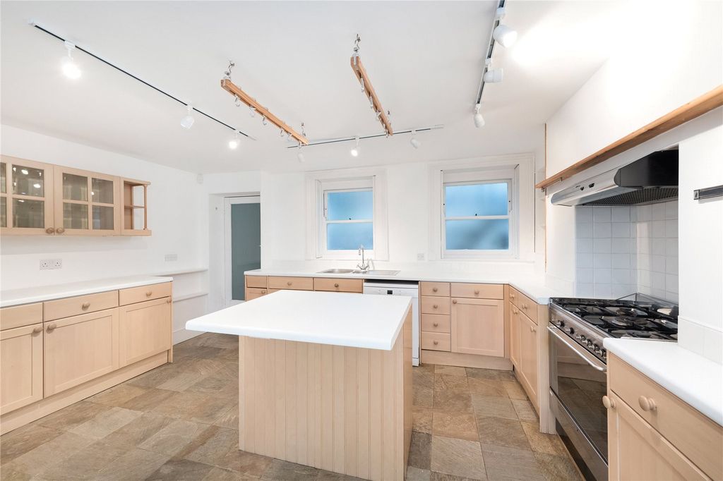 Property photo 3 of 18 Kitchen