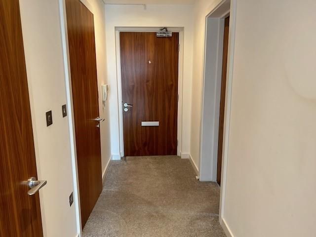 Property photo 3 of 11 148 Princes Dock Hallway 2024.Jpg