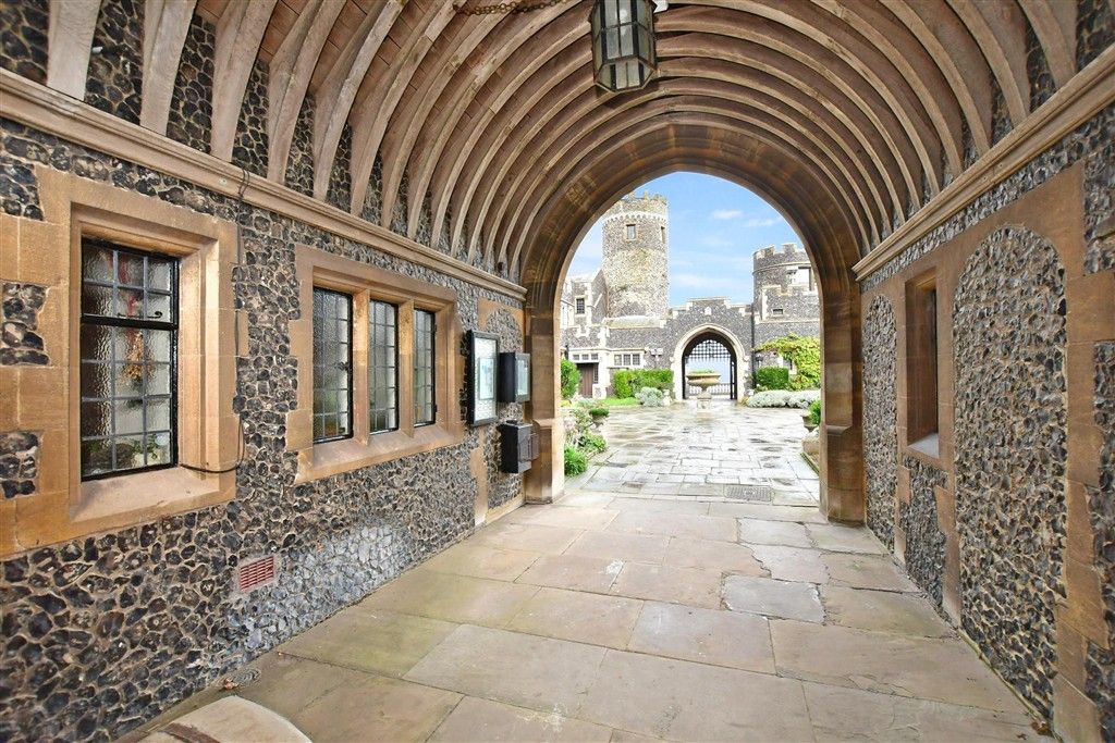 Property photo 2 of 10 Communal Gardens