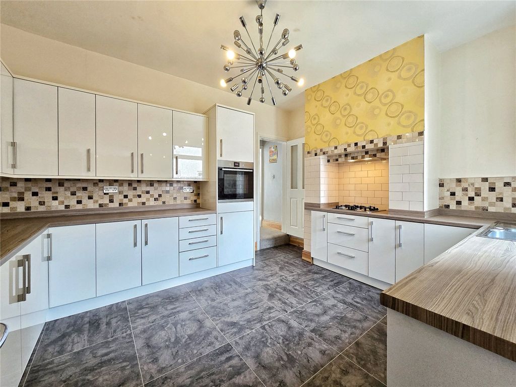 Property photo 3 of 17 Kitchen