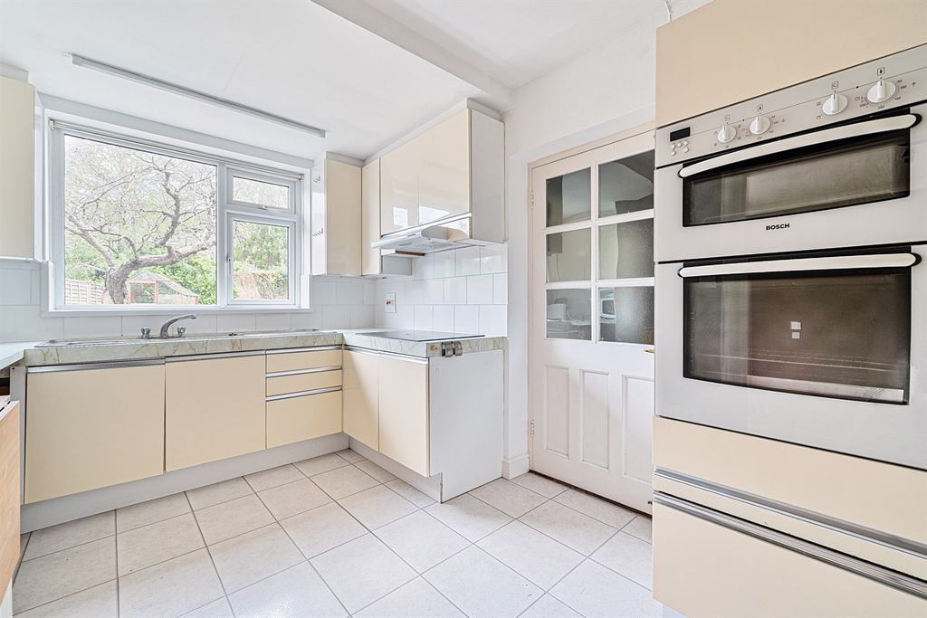 Property photo 2 of 9 Kitchen
