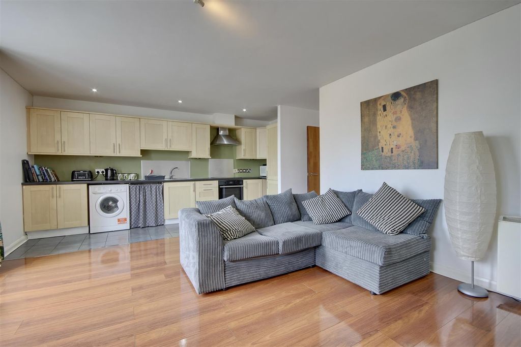 Property photo 3 of 10 Living Space