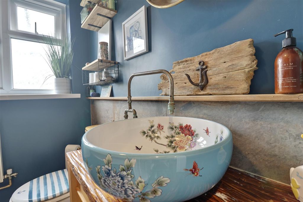 Property photo 3 of 16 551933CC-A8B2-4558-9B4E-E7872F825348_1_201_A.Jpeg