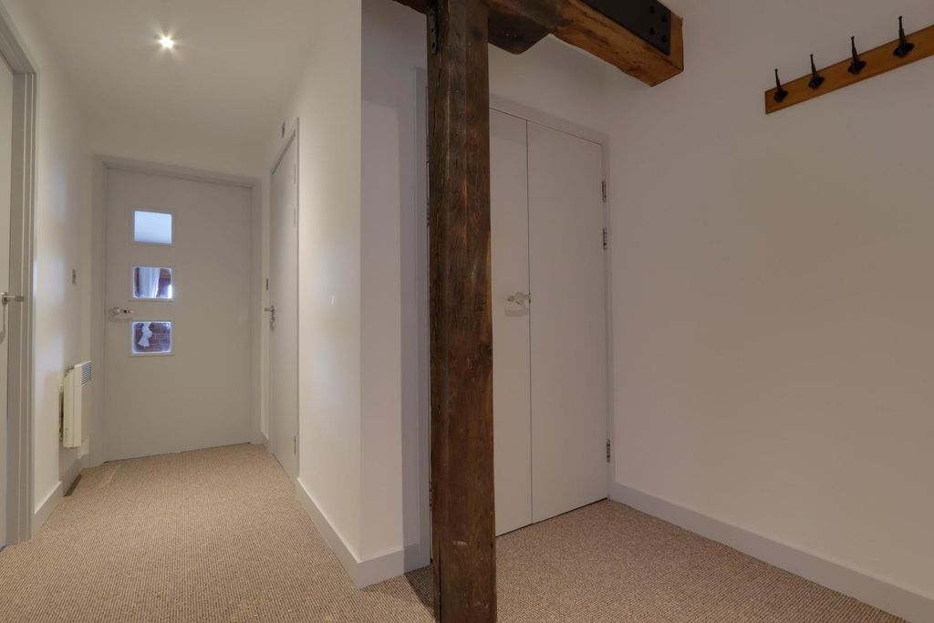 Property photo 3 of 10 Entrance Hall