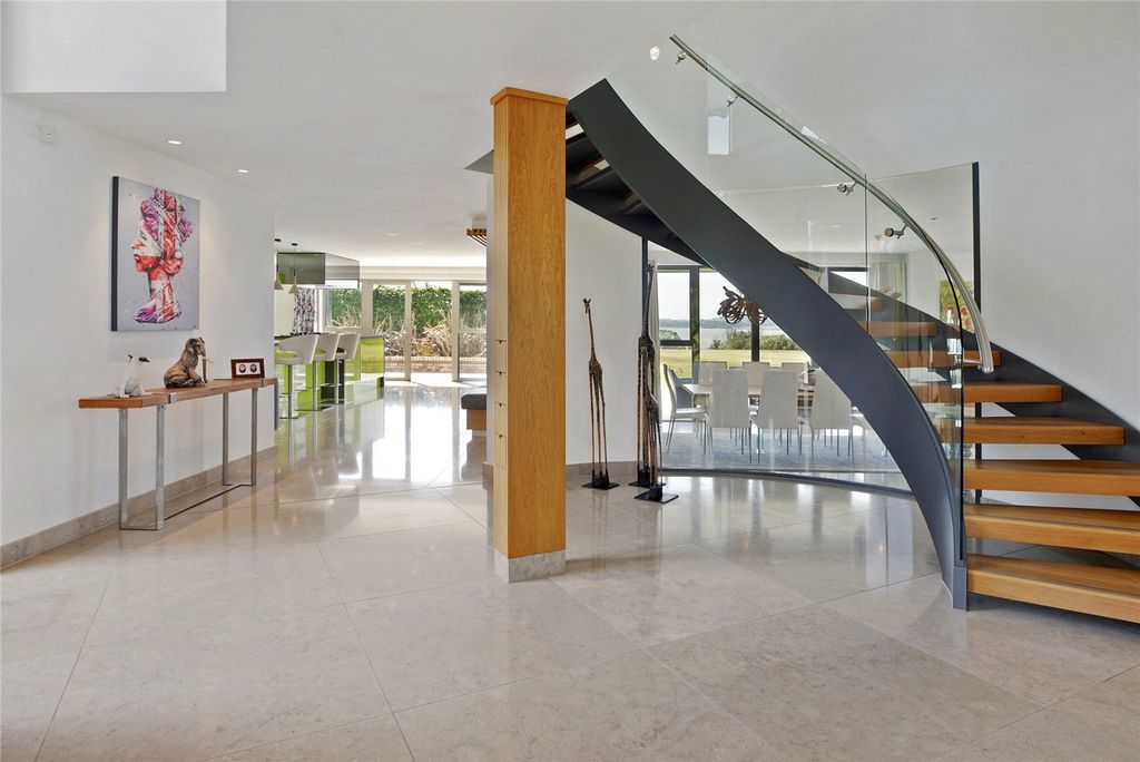 Property photo 3 of 22 Entrance Hall