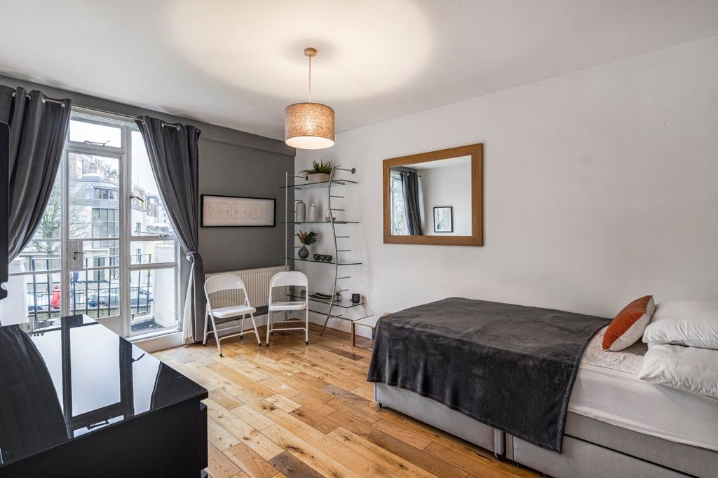 Property photo 1 of 8 Reception