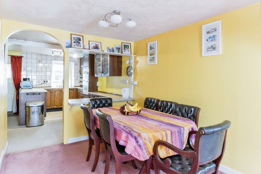 Property photo 3 of 17 Dining Area