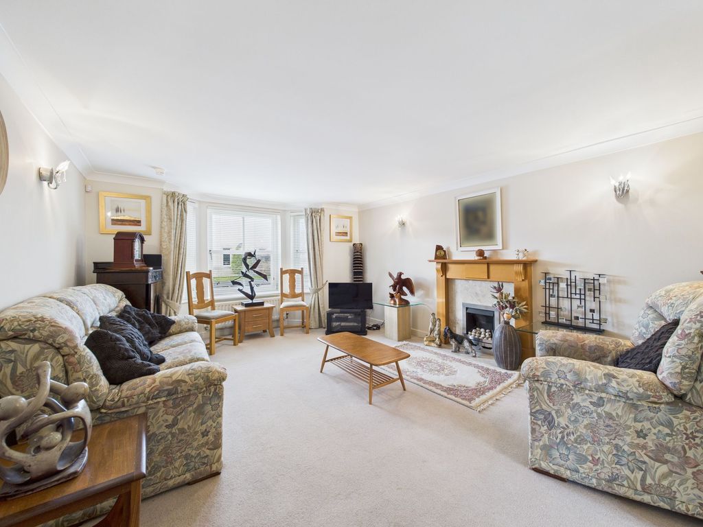 Property photo 2 of 18 Lounge