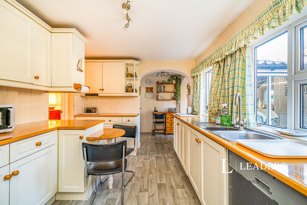 Property photo 3 of 10 Kitchen