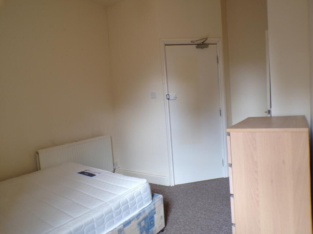 Property photo 1 of 10 Spacious Double Bedroom Featuring Ample Floor Spac...