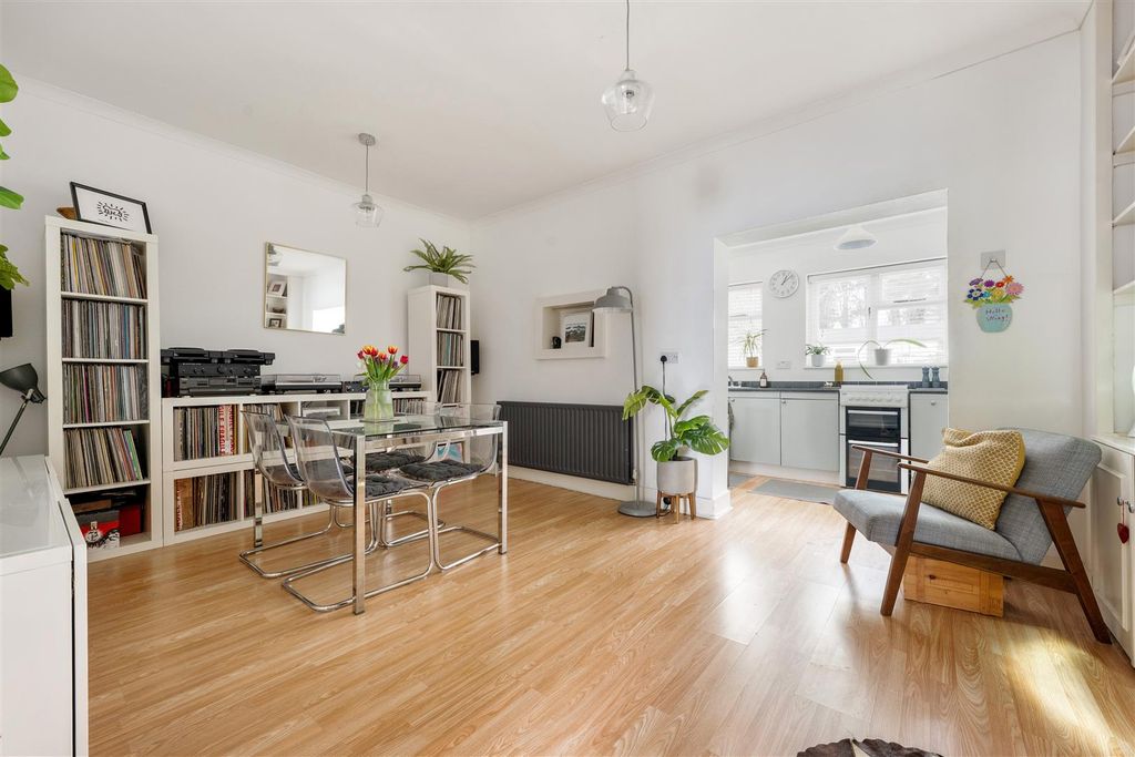 Property photo 3 of 41 Royston Avenue, E4