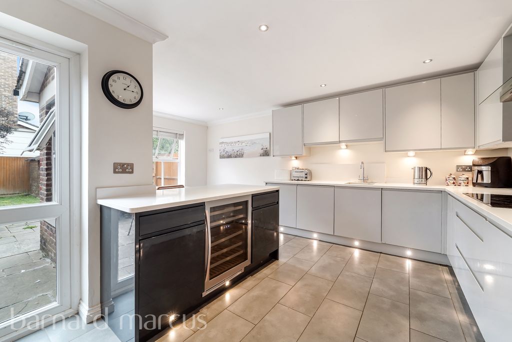 Property photo 3 of 12 Kitchen