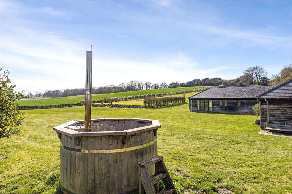 Property photo 2 of 34 Picture No. 21