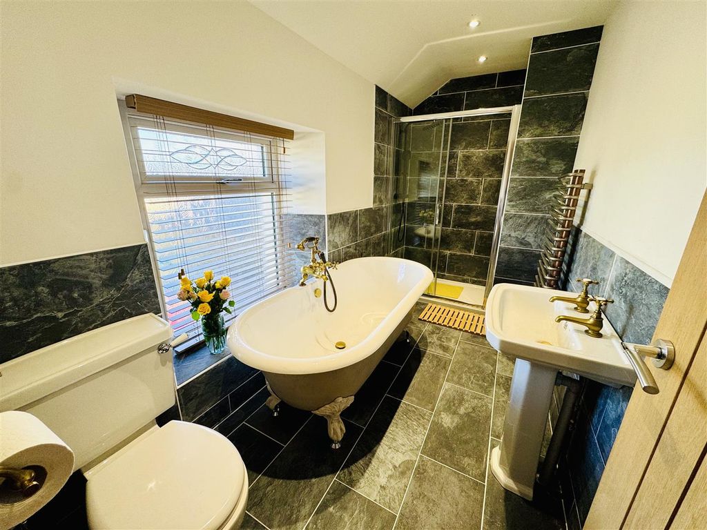 Property photo 3 of 23 Bathroom