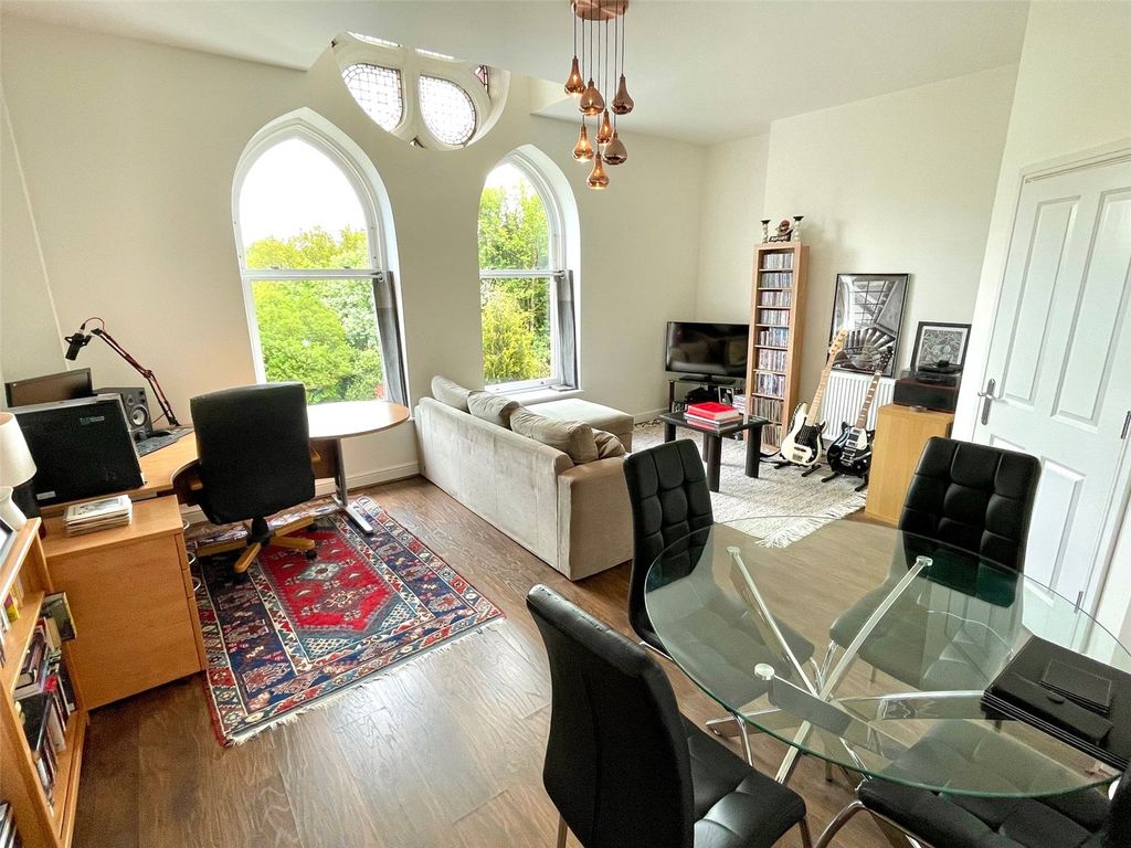 Property photo 2 of 18 Living Space