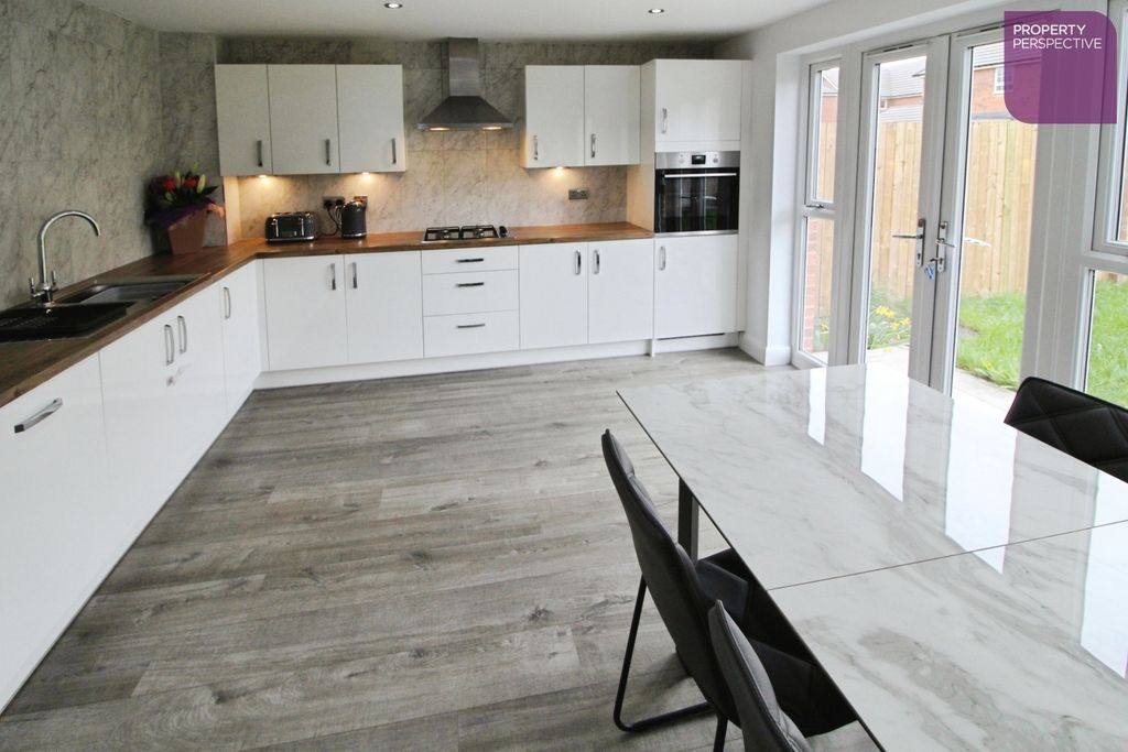 Property photo 3 of 15 Dining Kitchen