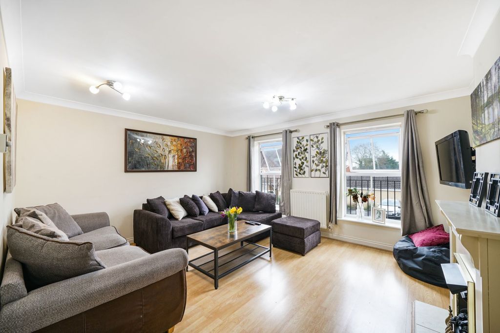 Property photo 1 of 19 Lounge