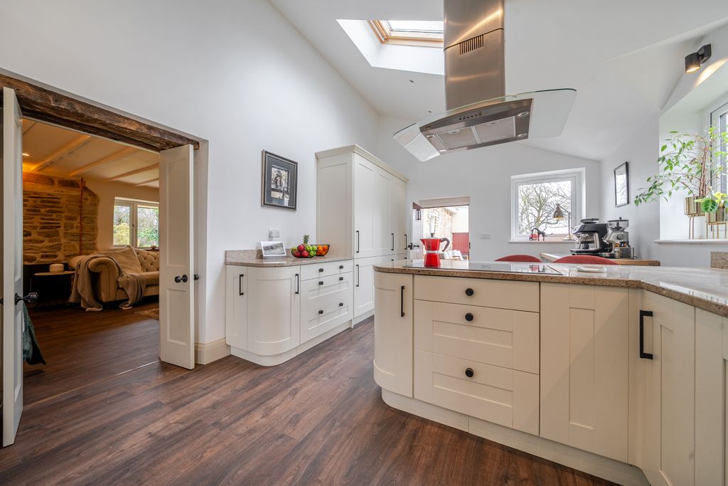 Property photo 3 of 35 Kitchen / Breakfast Room