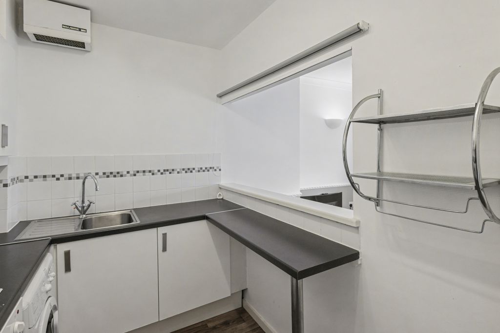 Property photo 3 of 12 Flat 11, Mauleverer House, Horsefair, Boroughbridge, York, North Yorkshire, Yo51 9Aa