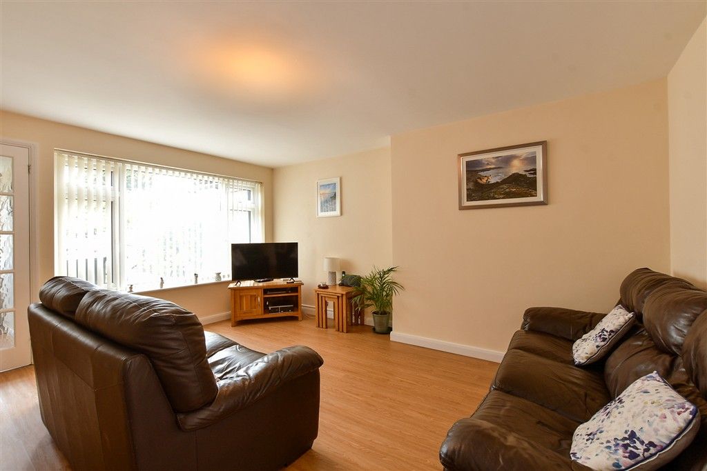 Property photo 3 of 13 Lounge