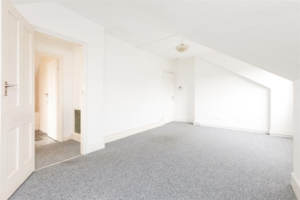 Property photo 2 of 6 Bedroom