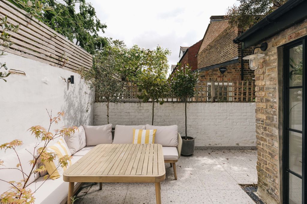 Property photo 3 of 21 Baxendale Street E2