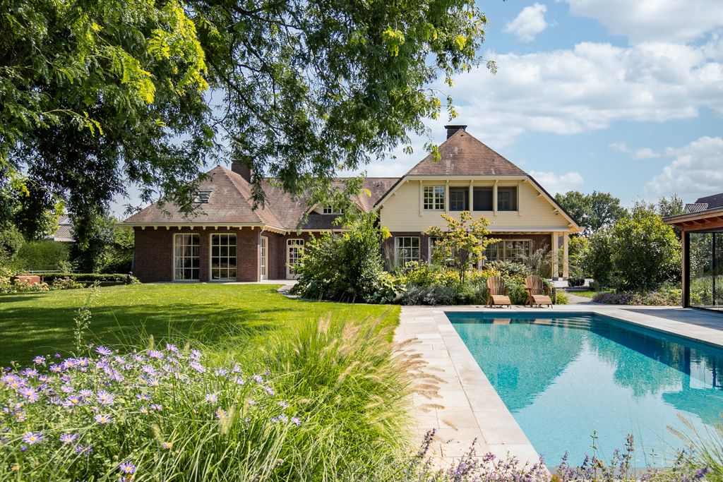 Property photo 2 of 54