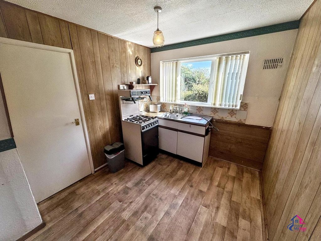 Property photo 3 of 12 Kitchen