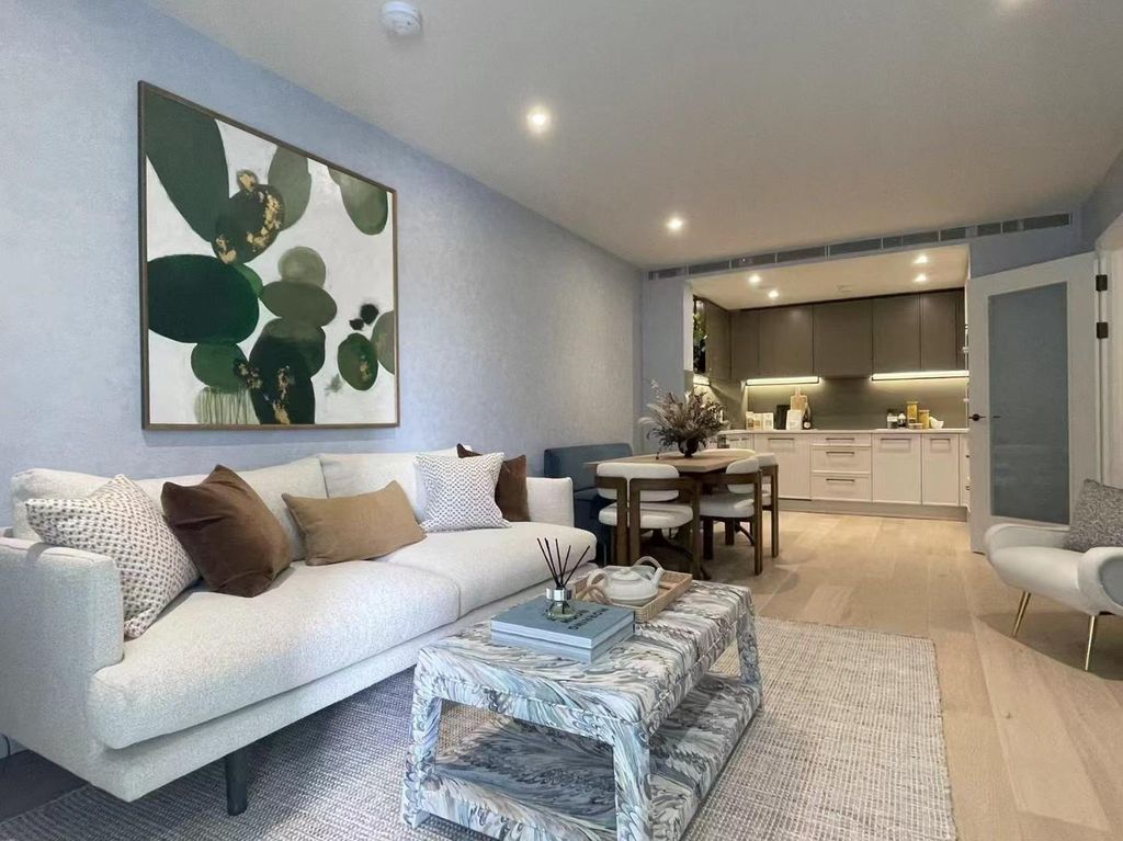 Property photo 2 of 16 Lounge
