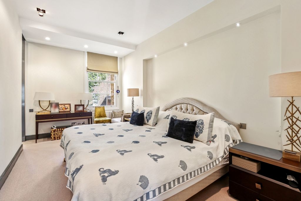 Property photo 3 of 18 16 Trevor Place (10)