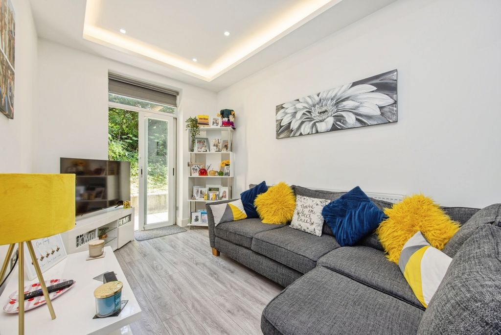 Property photo 3 of 14 Living Space