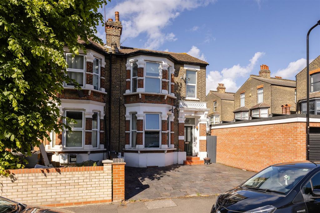 Property photo 1 of 26 Kings Road, E11