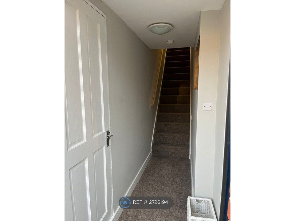 Property photo 2 of 8 Hallway