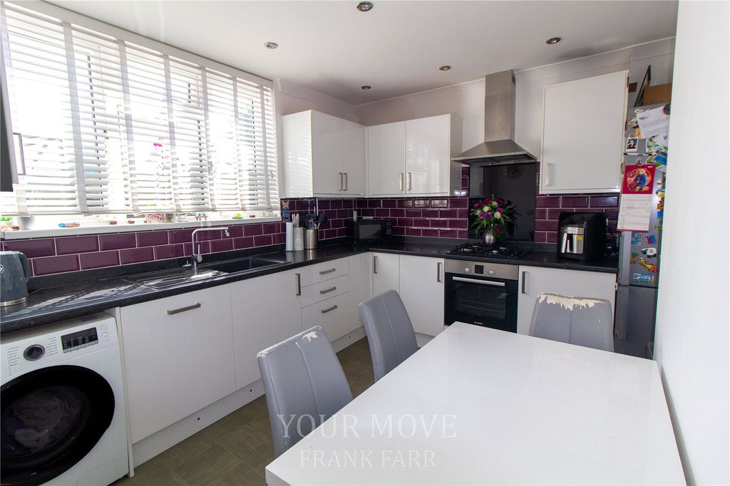 Property photo 3 of 10 Kitchen