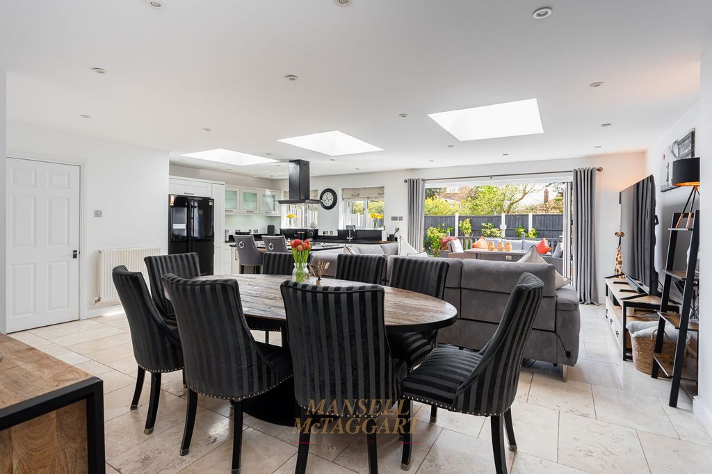 Property photo 2 of 31