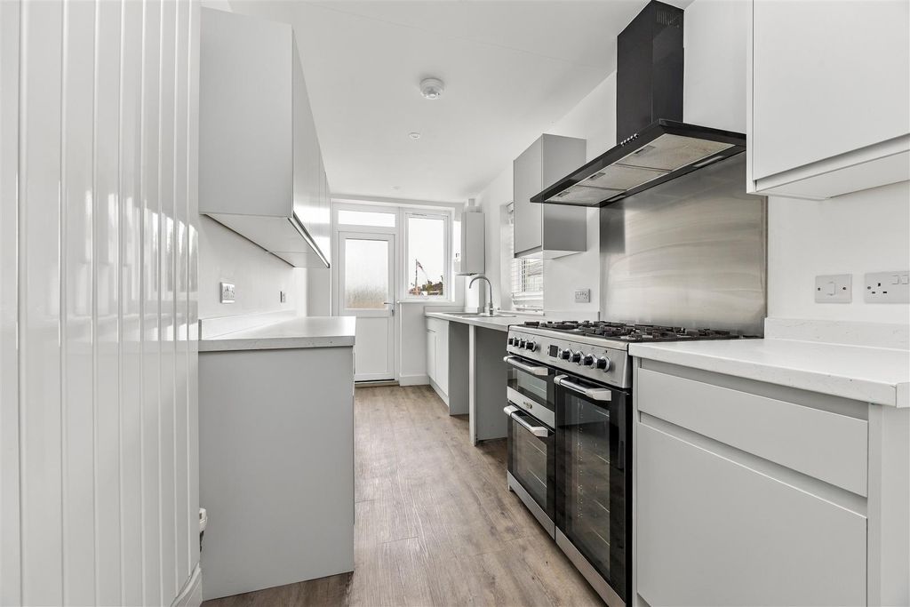 Property photo 1 of 21 102 Highland Road, Southsea-Porticomarketing-Soldb