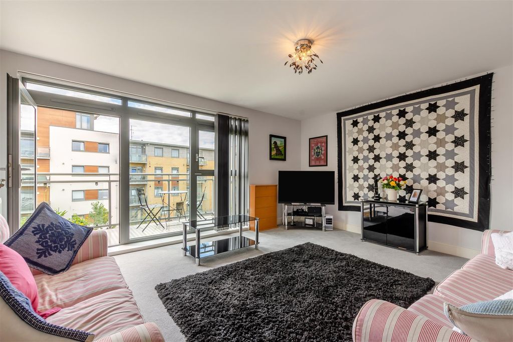 Property photo 2 of 24 8697636-Interior01.Jpg