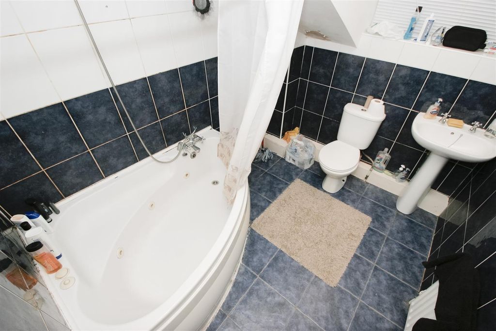 Property photo 3 of 7 A Well-Maintained Bathroom Featuring A Large Corne...
