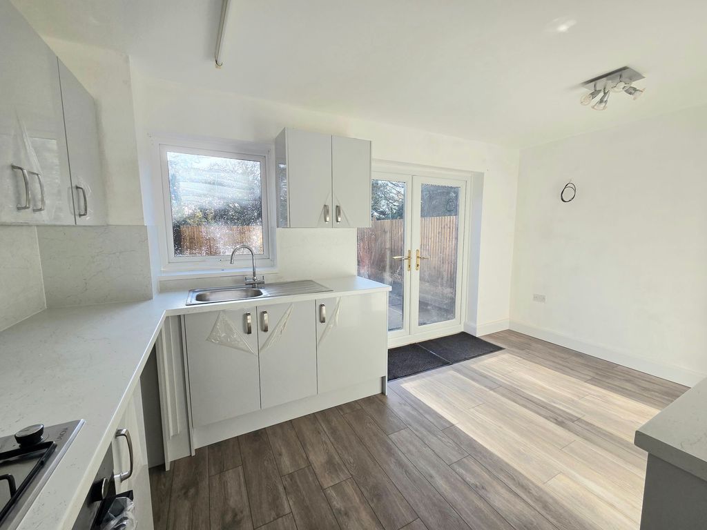 Property photo 3 of 8 Kitchen