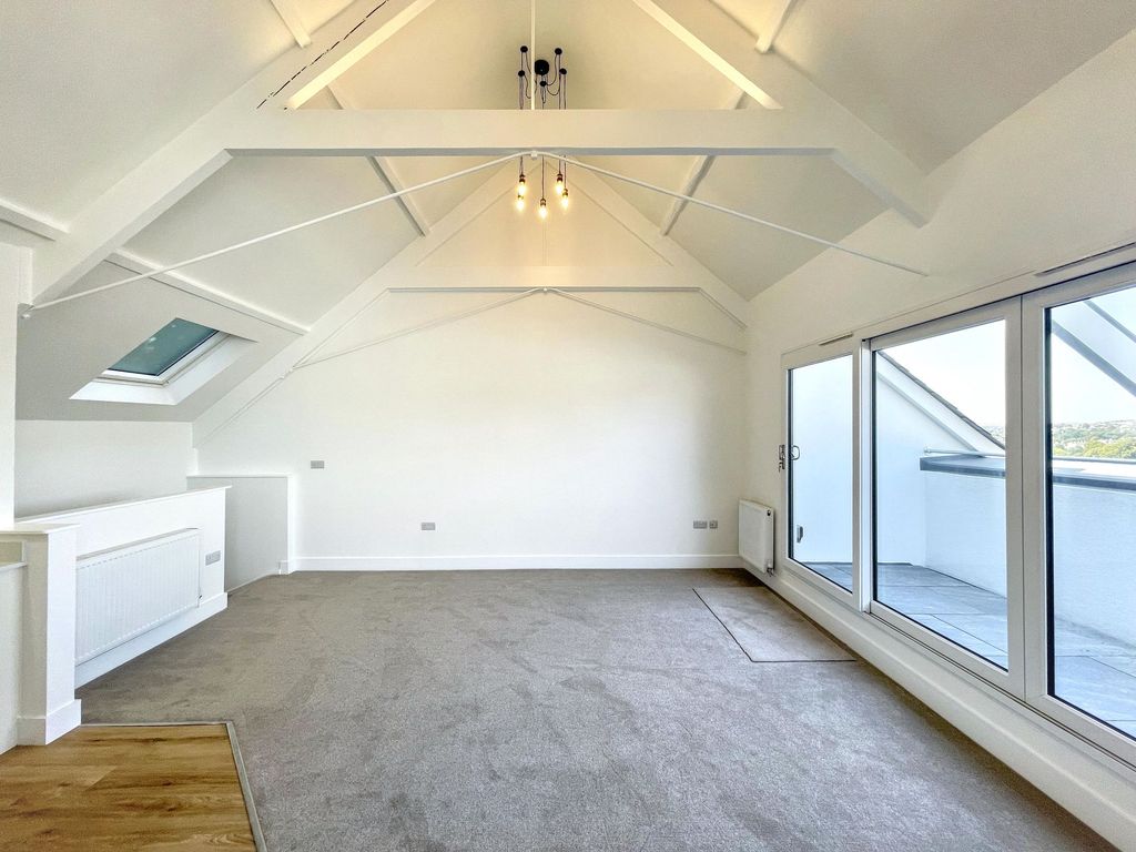 Property photo 2 of 31