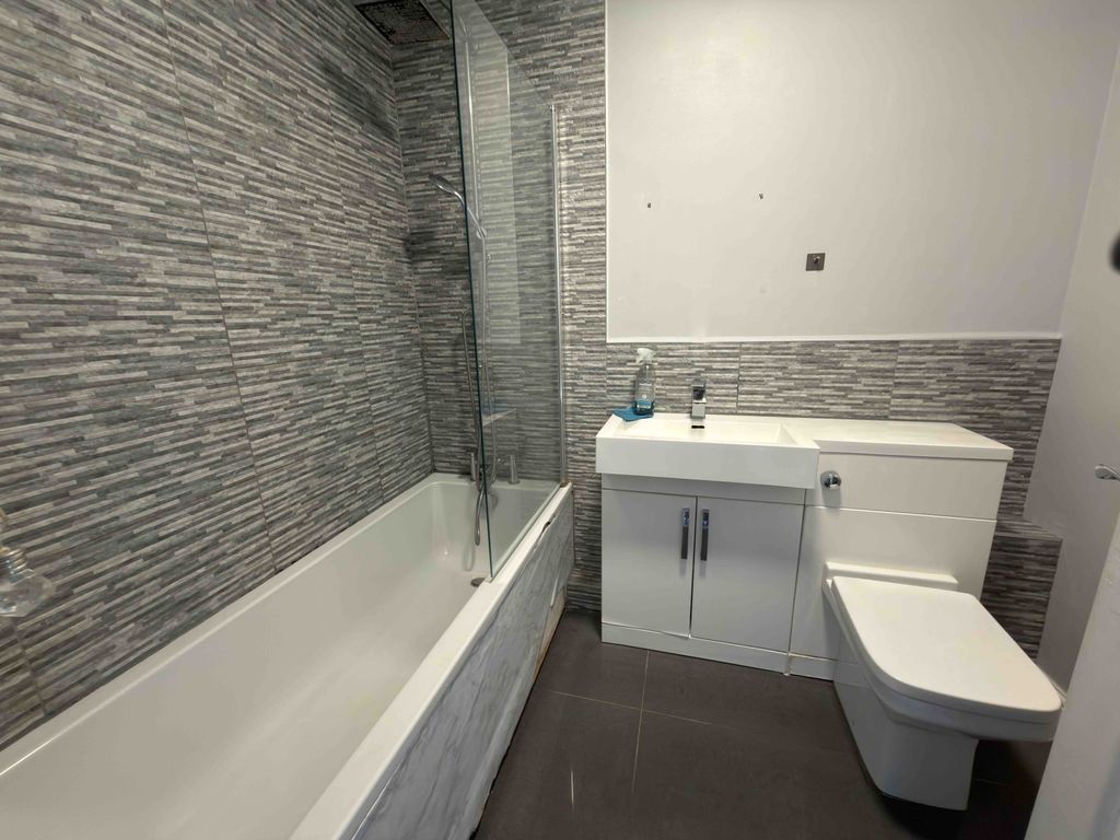 Property photo 1 of 8 A Fantastic Opportunity To Rent This Top-Floor Two-Bedroom Maisonette, Ideally Situated In The Sought-After Coastal Location Of Holland-On-Sea.