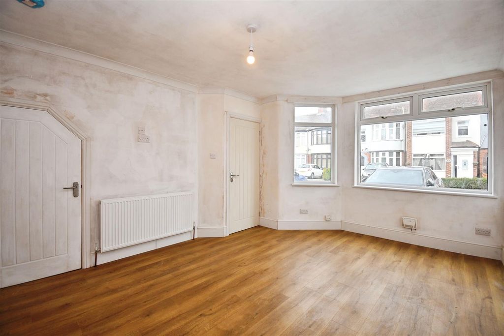 Property photo 2 of 18 Lounge