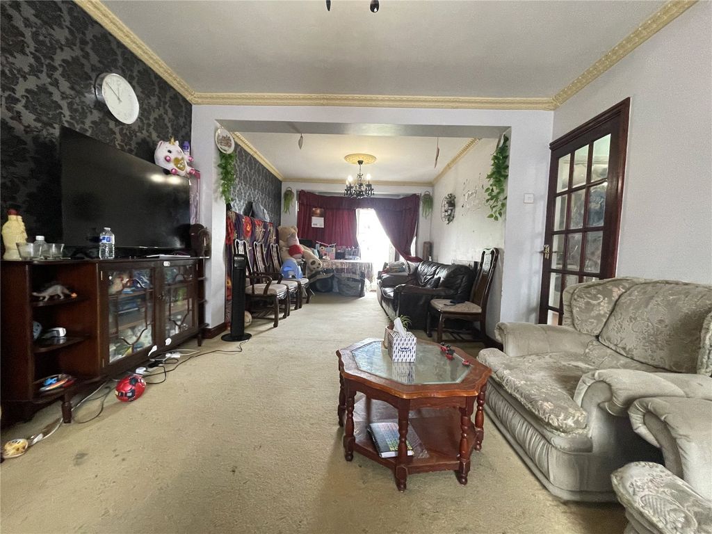 Property photo 2 of 7 Through Lounge