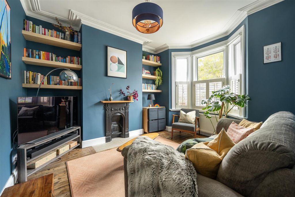 Property photo 2 of 32 Trumpington Road E7