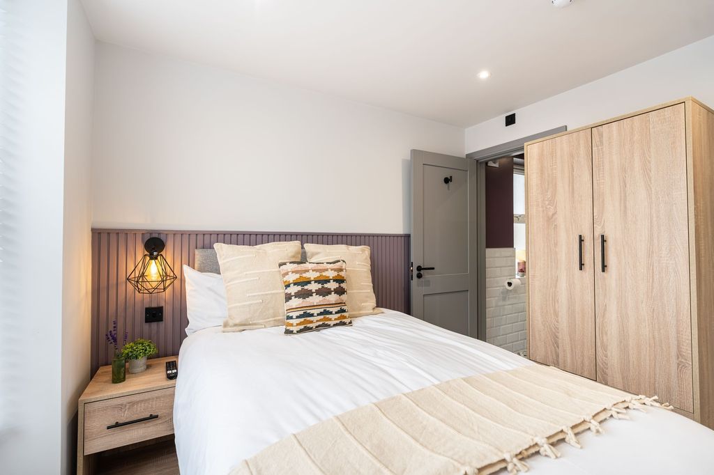 Property photo 1 of 14 A Cozy And Well-Decorated Double Bedroom Featuring...