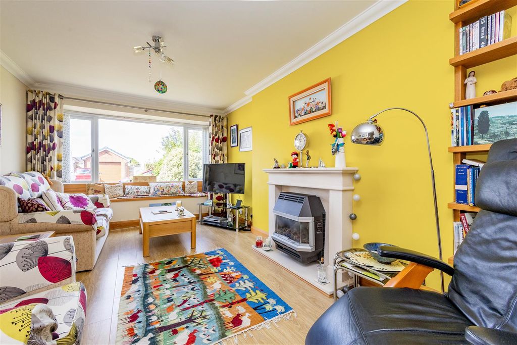 Property photo 2 of 22 Lounge