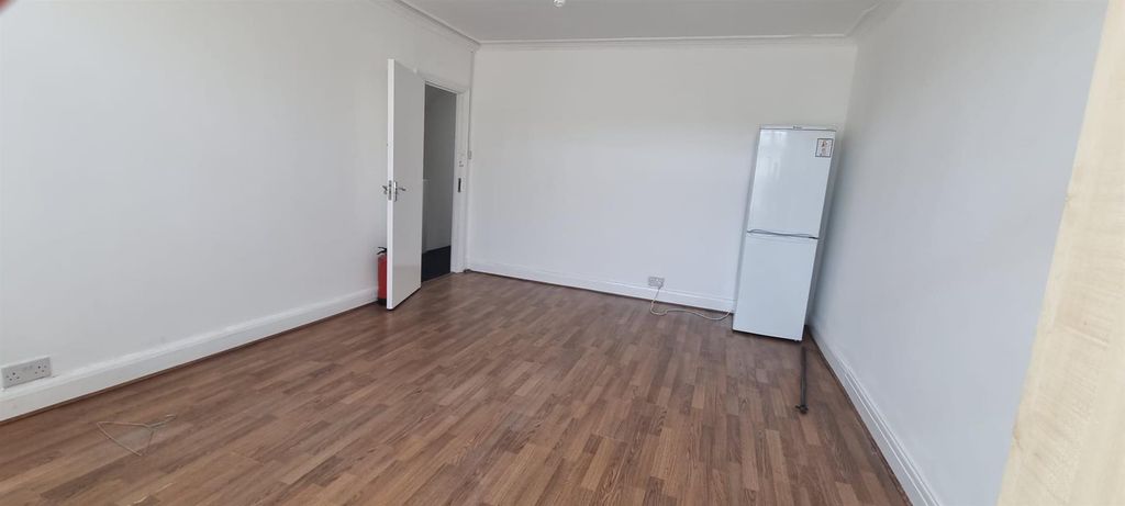 Property photo 3 of 11 Room