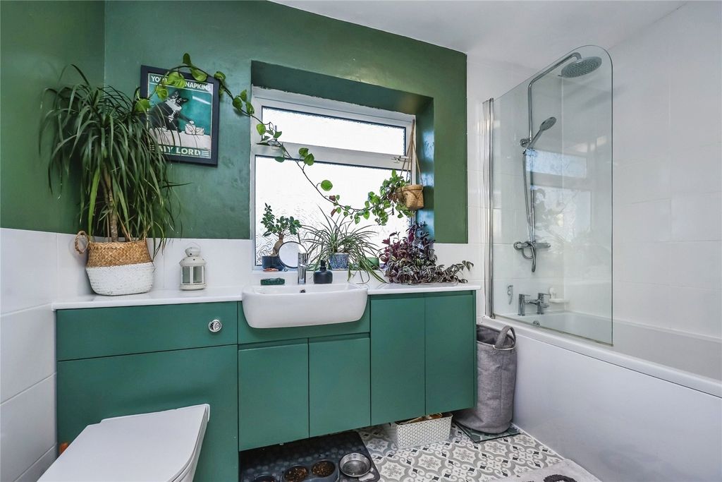 Property photo 3 of 17 Bathroom