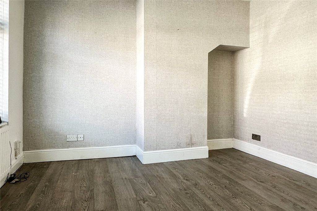 Property photo 3 of 14 Lounge